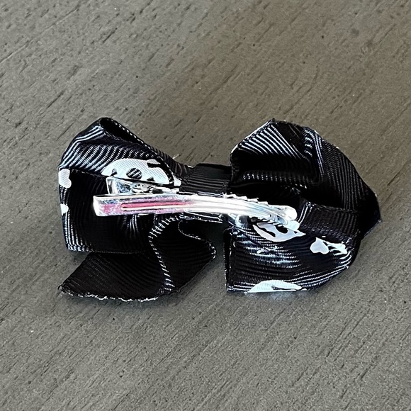 ☠️ Black White Smiling Skull Cross Bone Grosgrain Ribbon Barrette Alligator Clip - Picture 2 of 3